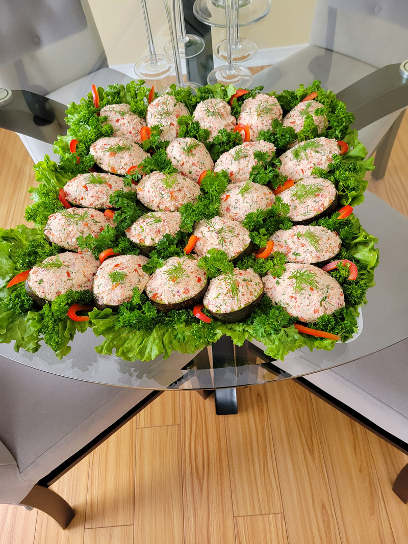 Avokado z saladka krabowa
